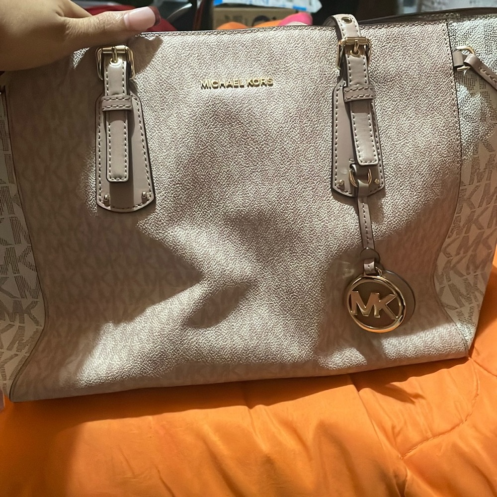 Selling Micheal Kors bag tote